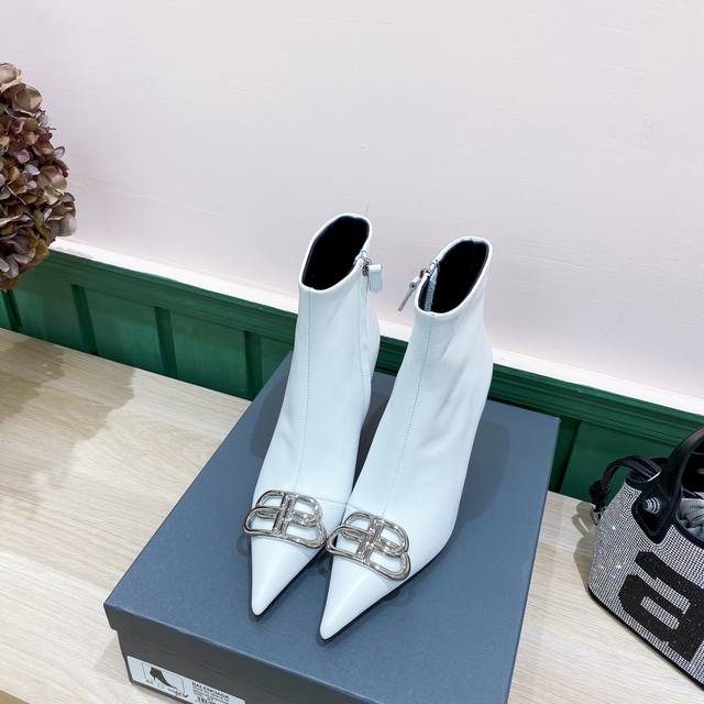 巴黎世家 工厂价: 华而不奢出色品牌 超级时尚潮流 进口意大利牛皮 面料 代购级别 内里进口羊皮 内里 意大利进口牛皮真皮底 跟高8.5Cm 气质时髦精 气质款
